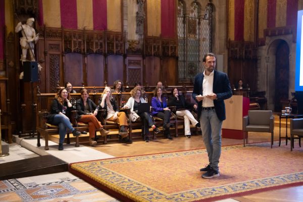 Borja nicolau dando una charle en una junta